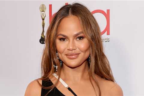 Chrissy Teigen arrives at the 2022 Hollywood Beauty Awards in style
